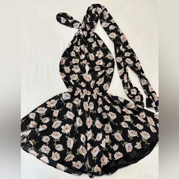 Lulu’s Black Floral Romper - Picture 2 of 2